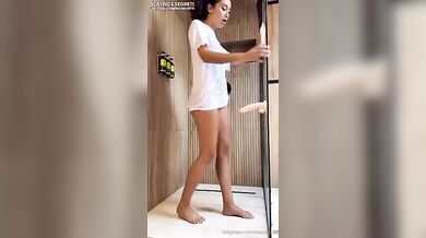 Ragazza italiana fica si masturba in bagno