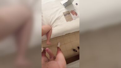 Dora pompino e sesso a novanta con sborrata sui piedi OF