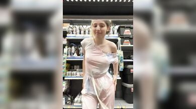 Esibizionista bionda gira porno in negozio beccata dal proprietario