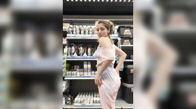 Esibizionista bionda gira porno in negozio beccata dal proprietario