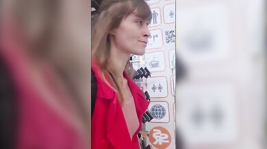 Milf italiana si masturba in aeroporto e sull'aereo