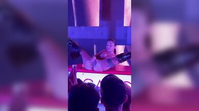 Martina Smeraldi si masturba e squirta davanti ai suoi fans