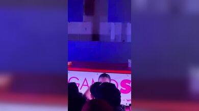 Martina Smeraldi si masturba e squirta davanti ai suoi fans