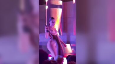 Martina Smeraldi si masturba e squirta davanti ai suoi fans