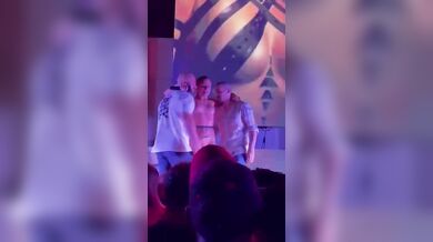 Martina Smeraldi si masturba e squirta davanti ai suoi fans