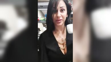 Barista sarda tettona le mostra