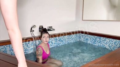 Alicia e Stella video lesbo si masturbano nella vasca OF