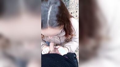 Pompino all'aperto fidanzata con occhaiali