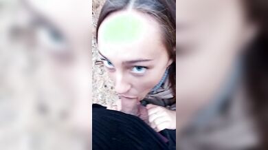 Pompino all'aperto fidanzata con occhaiali