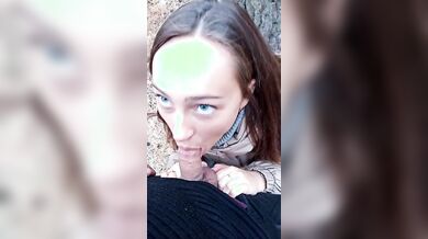 Pompino all'aperto fidanzata con occhaiali