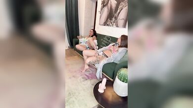 Bibi Santi e Eky fantastico lesbo OF