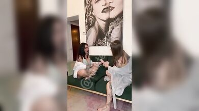 Bibi Santi e Eky fantastico lesbo OF