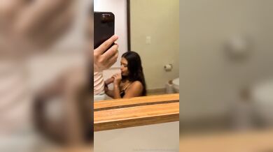 Pompino e scopata in bagno teen italiana OF