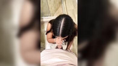 Pompino e scopata in bagno teen italiana OF