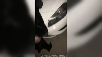 Scopata sul cofano dell'auto OF