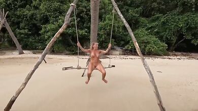 Moglie italiana esibizionista nuda con belle tette al mare