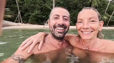 Moglie italiana esibizionista nuda con belle tette al mare