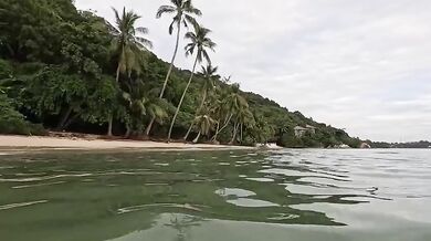 Moglie italiana esibizionista nuda con belle tette al mare