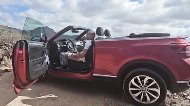 Moglie scopata in macchina decapottabile all'aperto