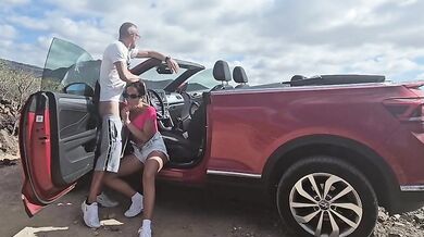 Moglie scopata in macchina decapottabile all'aperto