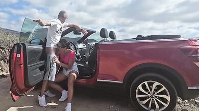 Moglie scopata in macchina decapottabile all'aperto