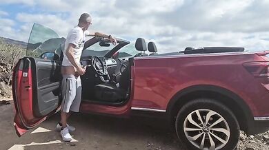 Moglie scopata in macchina decapottabile all'aperto