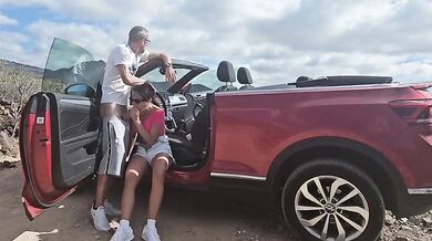 Moglie scopata in macchina decapottabile all'aperto