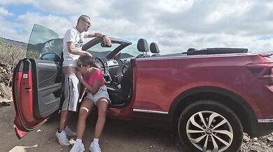 Moglie scopata in macchina decapottabile all'aperto