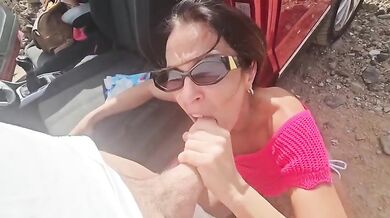 Moglie scopata in macchina decapottabile all'aperto