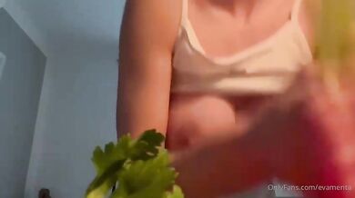 Eva Menta a tette nude in cucina OF