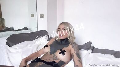 Fish suicide italiana twerking nuda sul letto OF