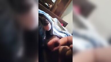 Mamma e figlia fanno insieme un pompino all'amico