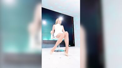 Alba Parietti upskirt abito bianco alla SHaron Stone