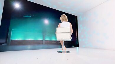 Alba Parietti upskirt abito bianco alla SHaron Stone