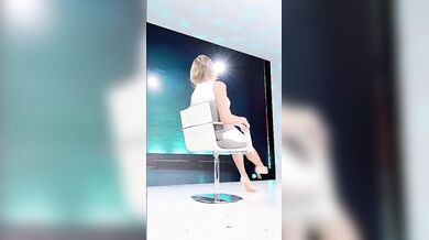 Alba Parietti upskirt abito bianco alla SHaron Stone