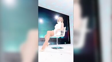 Alba Parietti upskirt abito bianco alla SHaron Stone