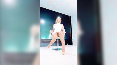 Alba Parietti upskirt abito bianco alla SHaron Stone