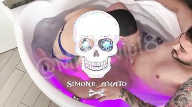 Tatuata italiana chiavata nella vasca da bagno con facciale OF