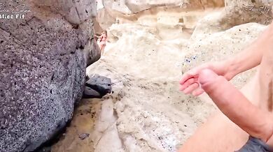 Onlyfanser italiane lesbicano in spiaggia e aiutano guardone a sborrare