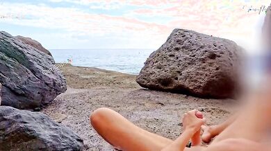Onlyfanser italiane lesbicano in spiaggia e aiutano guardone a sborrare