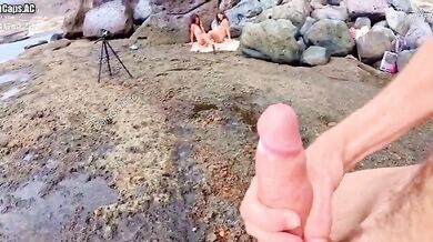 Onlyfanser italiane lesbicano in spiaggia e aiutano guardone a sborrare