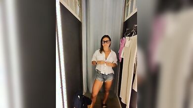 Esibizionista italiana in camerino OF