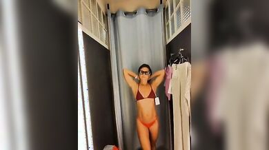 Esibizionista italiana in camerino OF