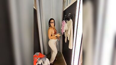 Esibizionista italiana in camerino OF