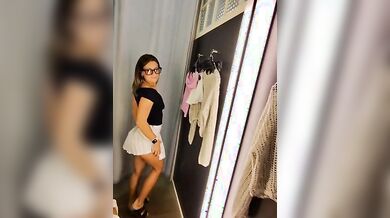 Esibizionista italiana in camerino OF