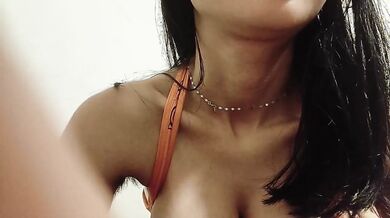 Italiana con due belle tettone in live