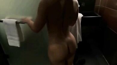 Sara si fa sbattere da nero nella sauna