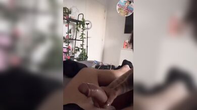 Ragazza tatuata in un bel pompino al suo ragazzo con ingoio