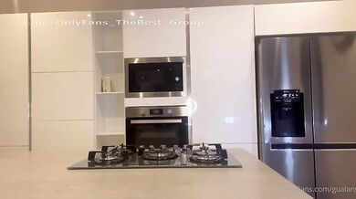 Shelena lesbo con giovane amica in cucina