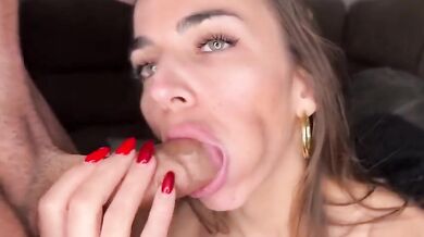 Fa un pompino al suo ragazzo in cam con coppia amica